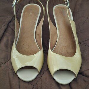 Clarks Artisan Kitten Heels Nude Leather Sling Back Peep Toe Womens Size 8M